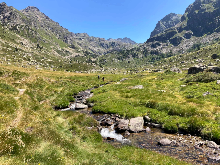 vallée sauvage et préservée dans les Pyrénées lors d'un séjour trekking pêche