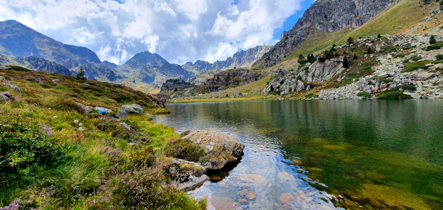 lac d'eau cristalline lors d'un séjour trekking pêche dans les Pyrénées